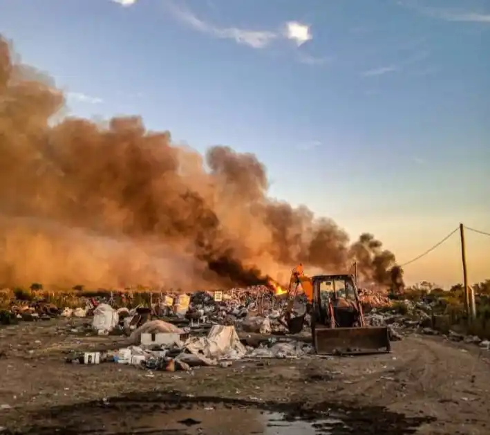 La historia de nunca acabar: incendios en el volcadero municipal