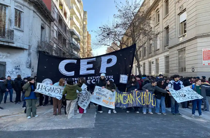 Fuerte protesta de alumnos de Politécnico en reclamo de seguridad