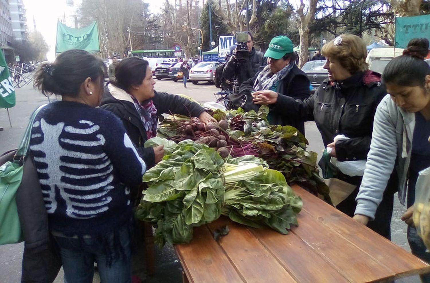 Productores realizaron un "alimentazo" para pedir por mejoras en el sector agropecuario