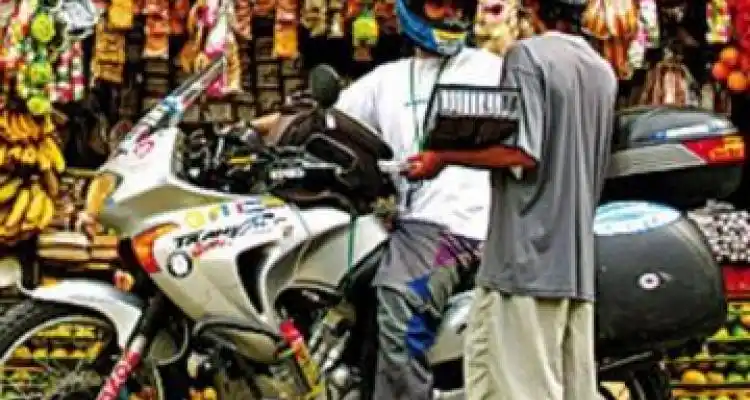 De Alaska a San Pedro en moto