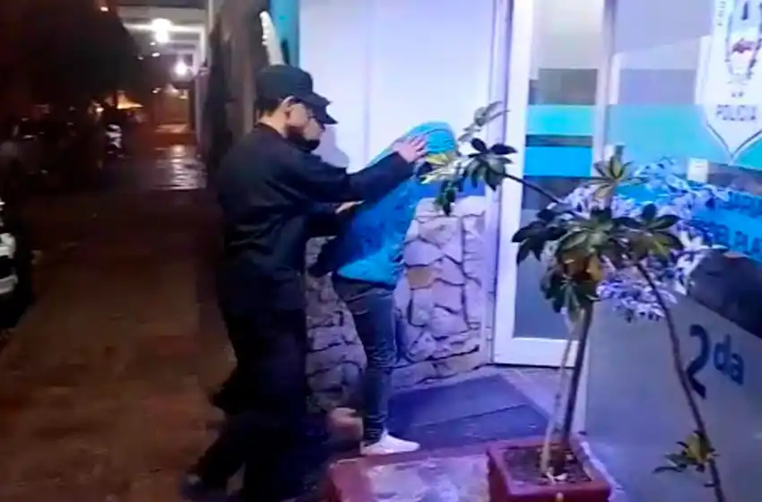 Los atrapan cuando robaban un reloj de un paseo comercial de zona Güemes