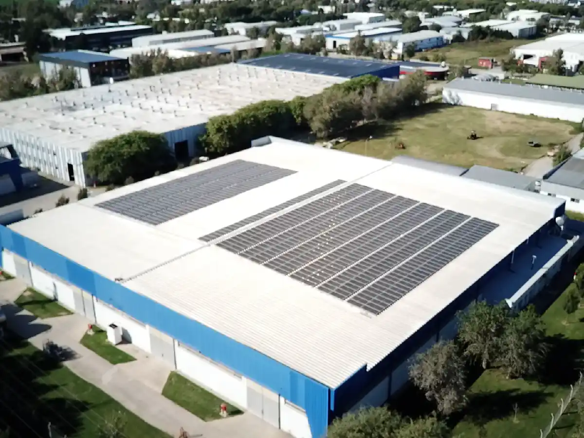 Macoser creó el primer parque solar de la ciudad  