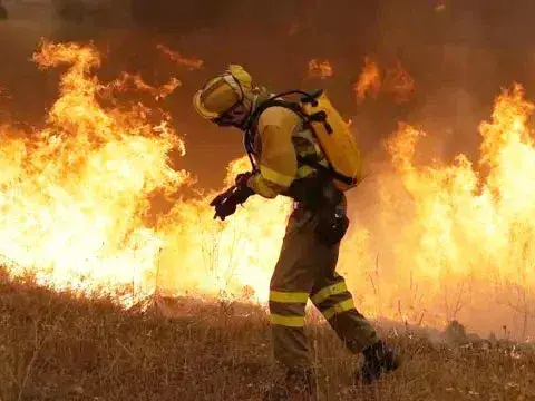 Más de 300.000 evacuados por incendios en España y Francia: despliegan el A400M con kit antiincendios