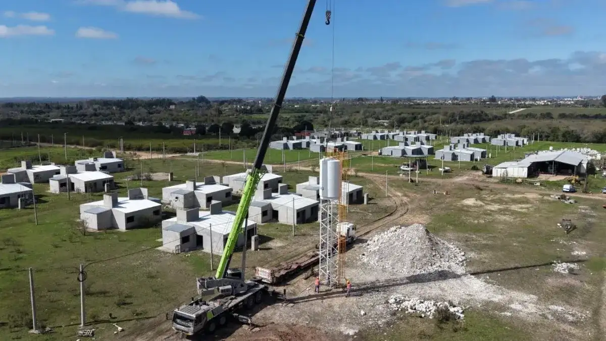 Instalaron una torre tanque con capacidad para 20.000 litros de agua en la zona oeste de la ciudad