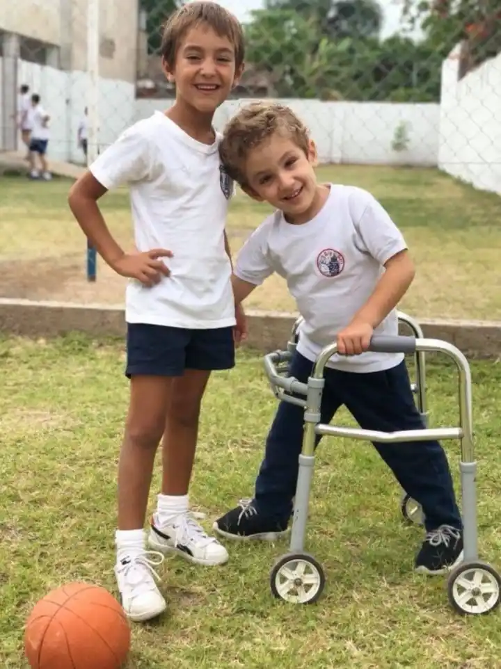 Emocionante video: un nene juega al fútbol con su amigo con problemas motrices