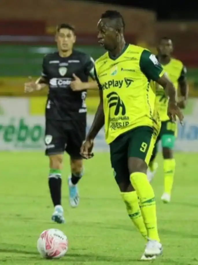 Un alcanzapelotas evitó un gol en un partido del fútbol colombiano y desató la polémica