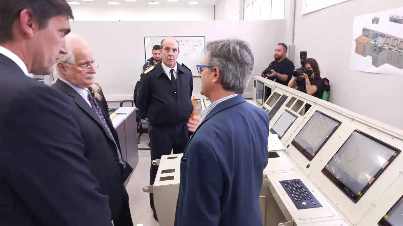 El titular de Redimec, Oyarbide, muestra al ministro Taiana  el futuro puente de comando del buque Swath