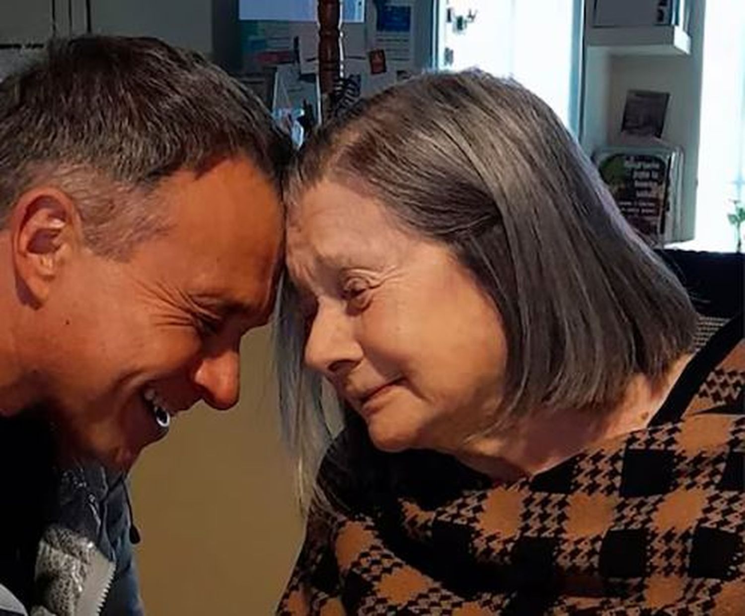 El periodista junto a su mamá Elba, a quien visitó recientemente y lo compartió en redes