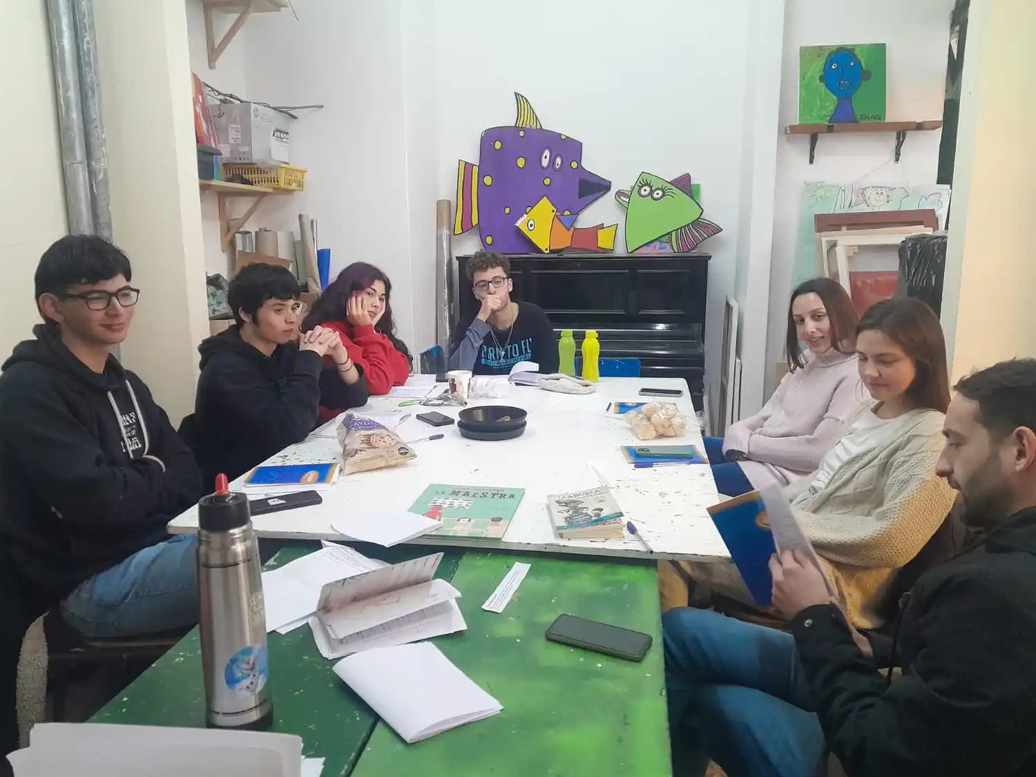 El taller reúne a jóvenes que exploran la escritura a través de propuestas creativas en la EMAQ