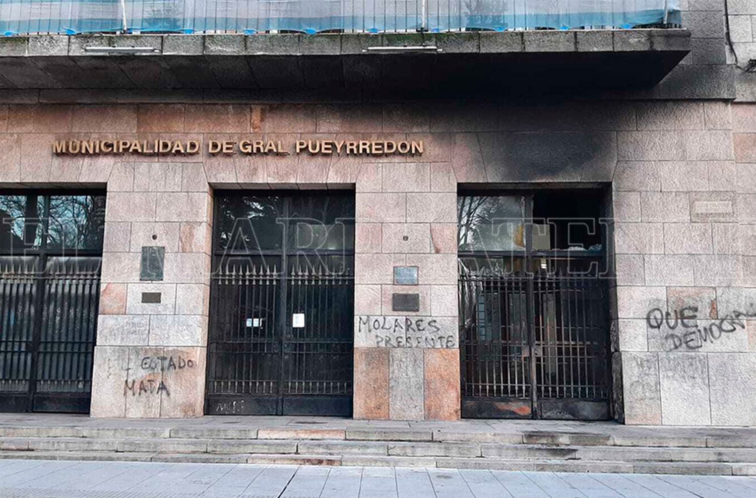 Incendio en las puertas del Municipio: "El edificio estaba cerrado con el Intendente trabajando adentro"