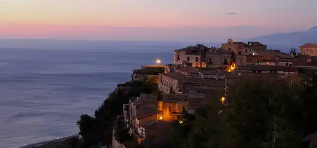 Una vista del atardecer de Fiumefreddo Bruzio-