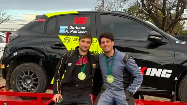 Jeremías junto a su primo y navegante Luciano Costamagna.