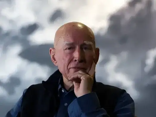 El empresario está retirado de la gestión y dedicado a la escritura.