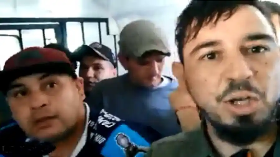 Denuncian que la policía bonaerense detuvo a un cronista de radio mientras cubría un operativo de desalojo en Wilde