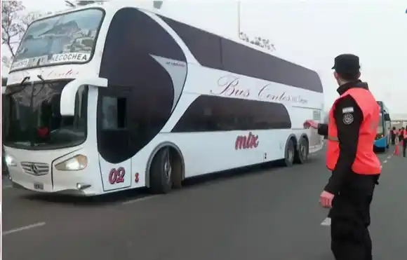 Un colectivo con militantes peronistas de Necochea llegó a CABA para apoyar a Cristina