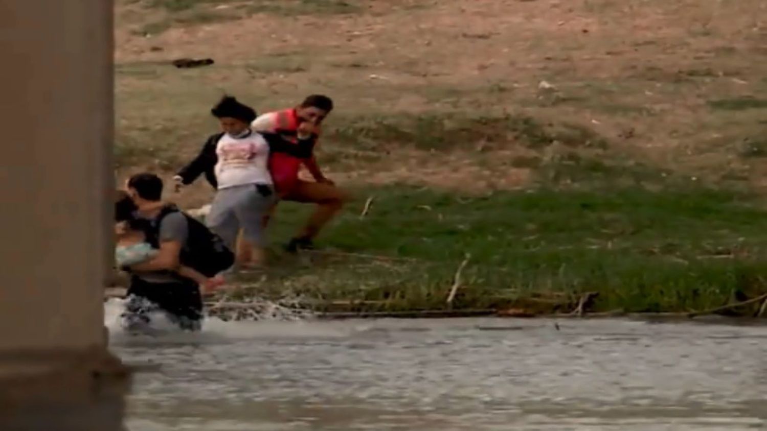EL HORROR Y SALVAJISMO de las autoridades de México para evitar que migrantes venezolanos crucen el Río Grande