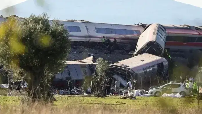 Impactante choque de trenes en España: registran al menos 50 muertos