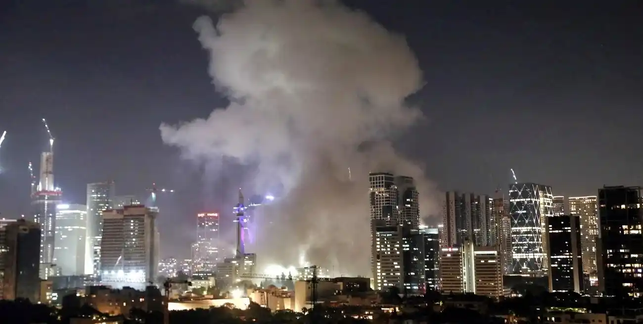 Una columna de humo se puede ver en la ciudad de Tel Aviv, tras el ataque iraní. Reuters.