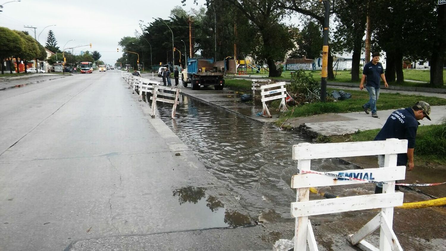 Realizan tareas de recuperación de hormigón en el ingreso al HIGA
