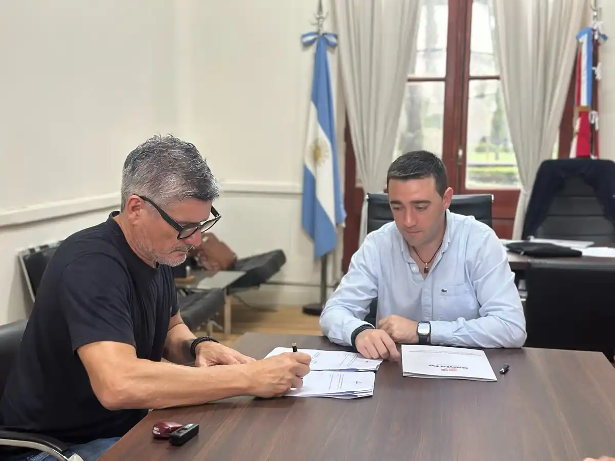 El presidente comunal Gonzalo Goyechea y el Secretario de Gestión de Registros, Matías Figueroa Escauriza.