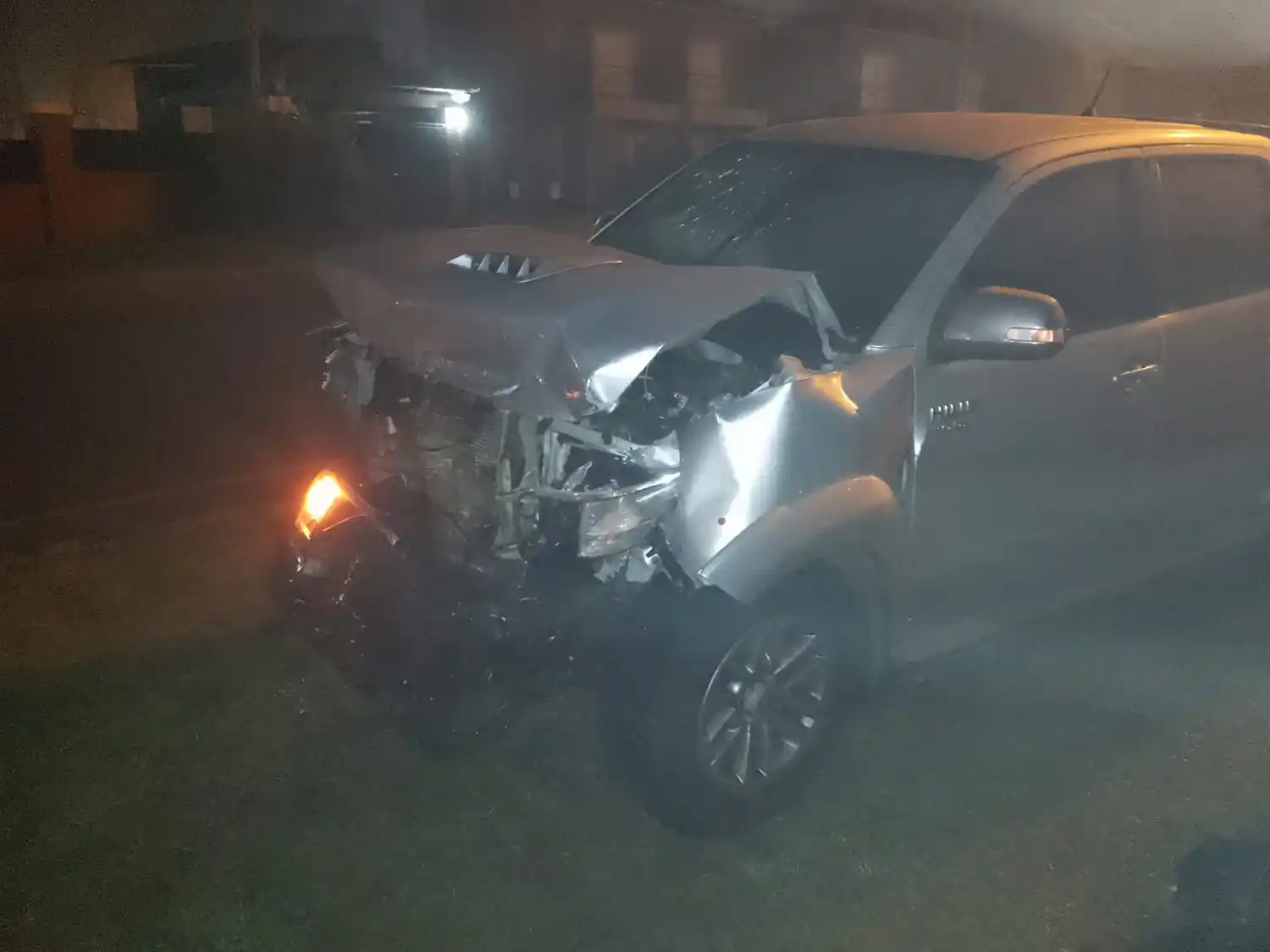La Hilux terminó con severos daños en su parte frontal.