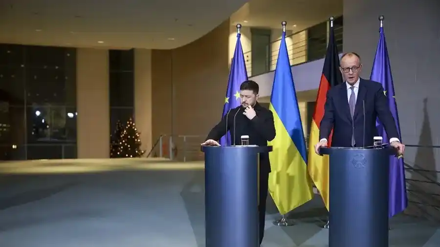 El canciller alemán Friedrich Merz (d) y el presidente ucraniano, Volodimir Zelenski,(i) este lunes en Berlín. EFE/EPA/Clemens Bilan