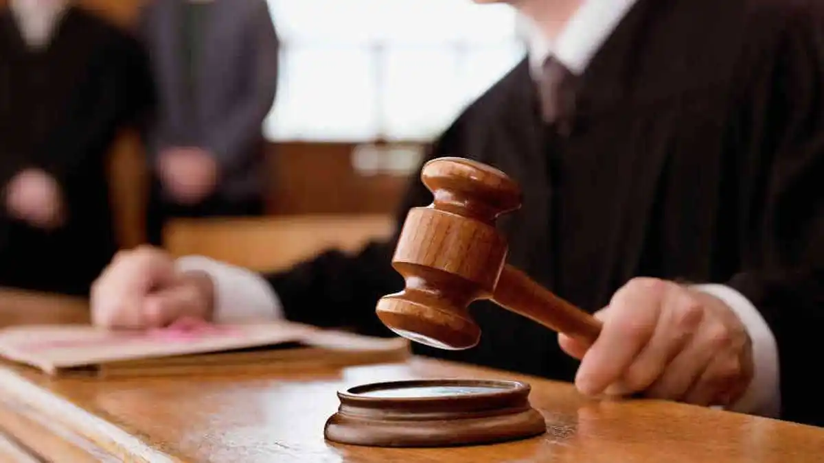 Una joven estadounidense afronta 10 años de cárcel por apuñalar y matar al hombre que la violó