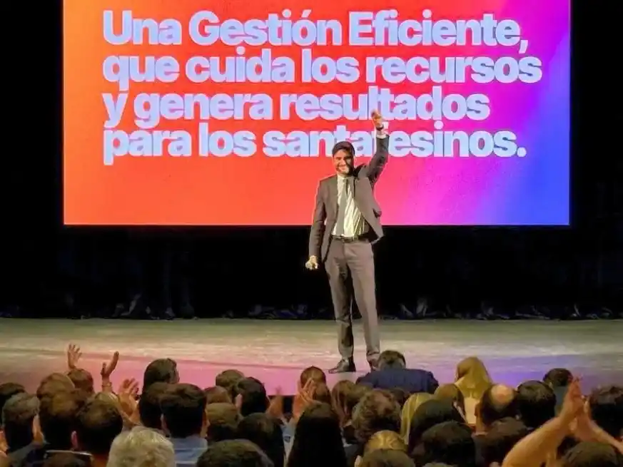 Pullaro llamó a "construir el futuro de Santa Fe con humildad y esfuerzo" durante la reunión interministerial realizada en el Centro Cultural Provincial.