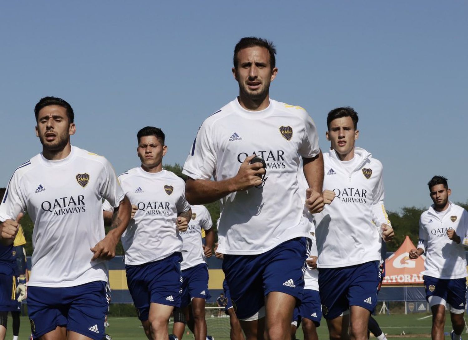 Tevez no se entrenó, pero  sería titular el domingo 