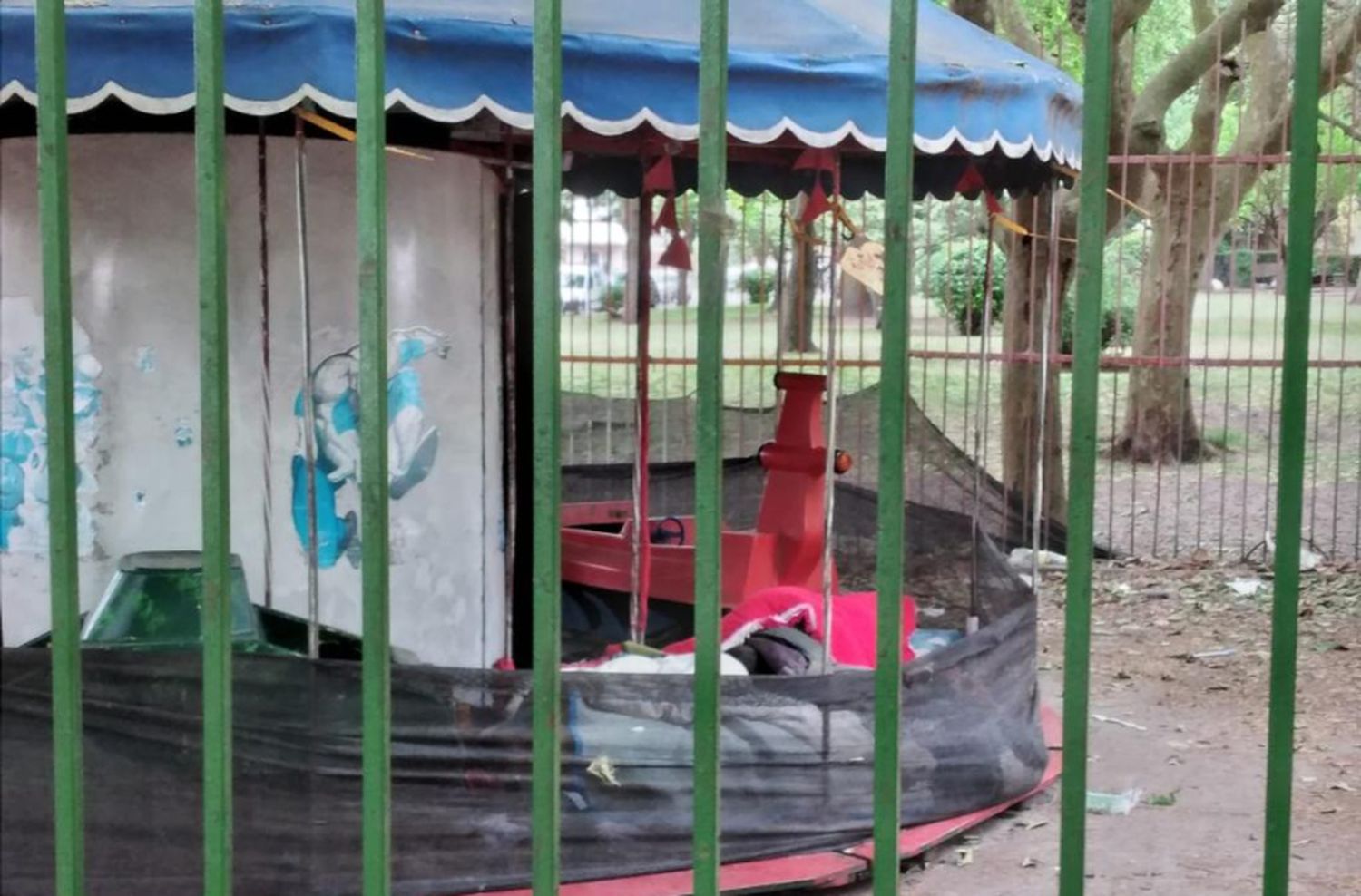 Armaron “un campamento” en una calesita en una plaza marplatense