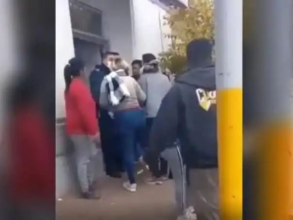 Llegó muerto al hospital y sus familiares atacaron a los médicos