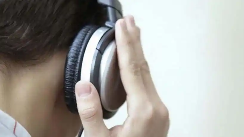 ¿Qué efectos acarrea el uso intensivo de auriculares?