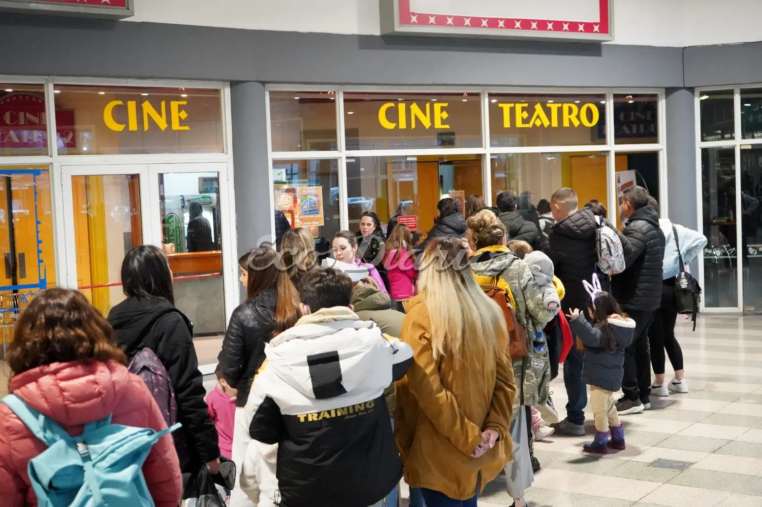 Mucho público. Para ver la obra de teatro