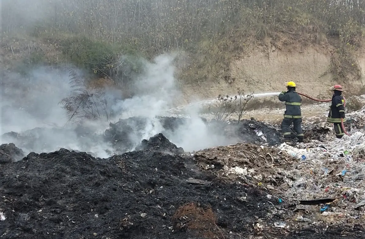 Bomberos sofocó un incendio de basura detrás de la fábrica Celupaper