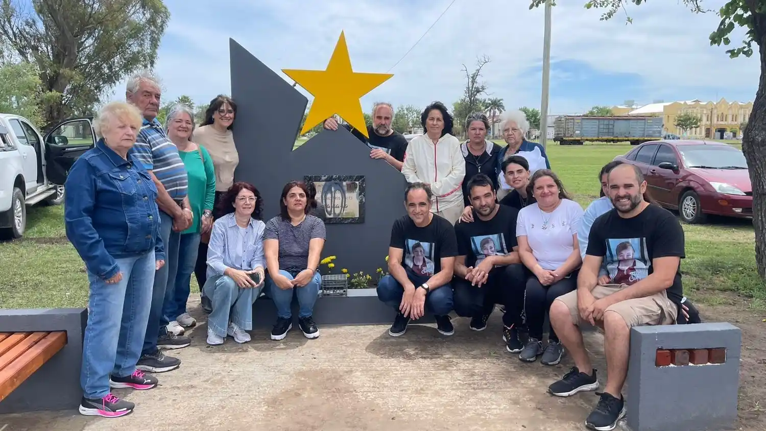 Familiares y allegados de víctimas de siniestros viales reunidos junto al monumento inaugurado en Devoto