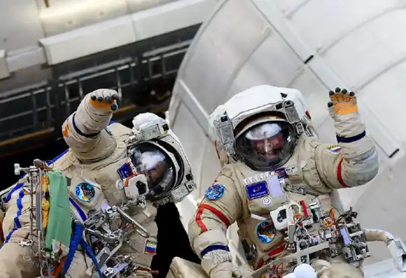 Cosmonautas rusos completaron la primera caminata espacial del 2025