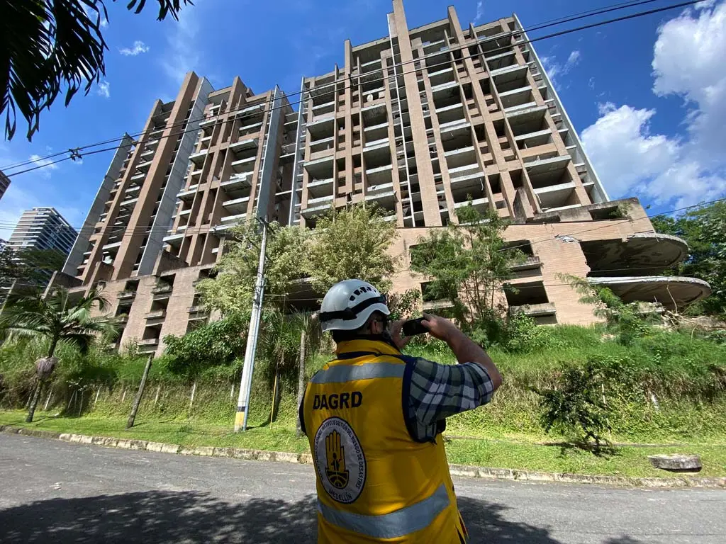 ¡EVACUACIÓN URGENTE! Medellín en alerta porque edificio Continental Towers está torcido y a punto de colapsar