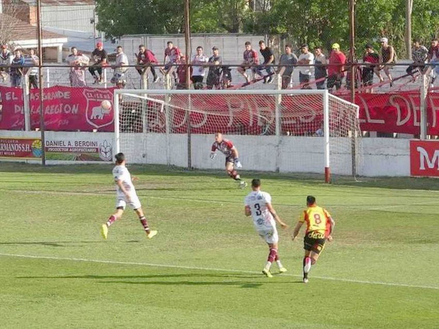 Sarmiento ganó y quedó
a un punto de la cima