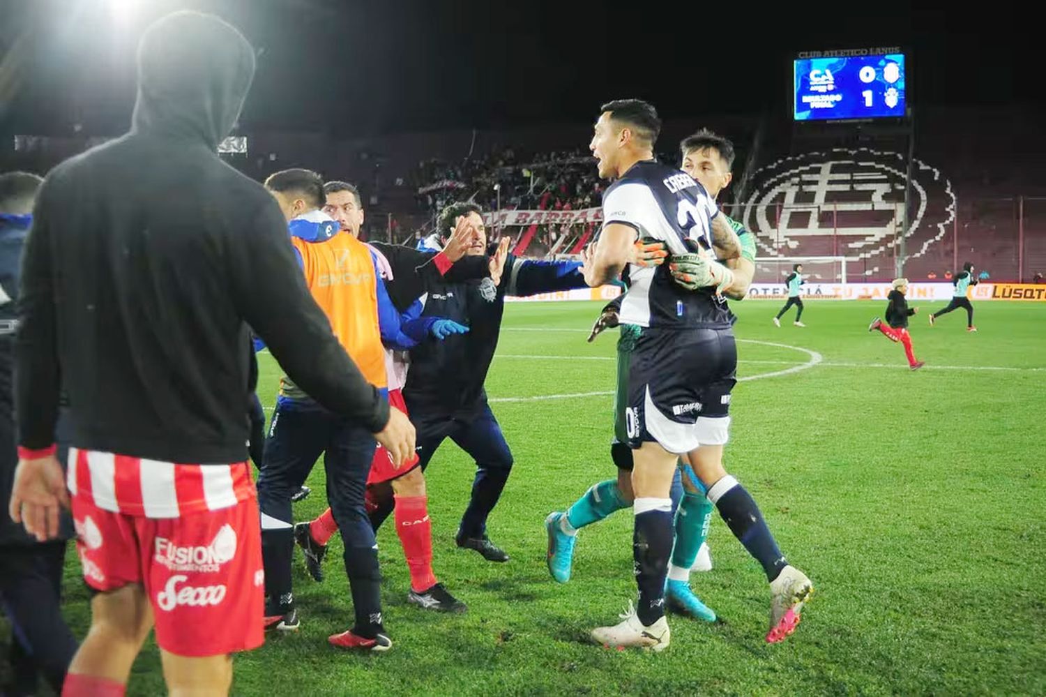 El partido entre Gimnasia y Barracas Central terminó en una batalla campal