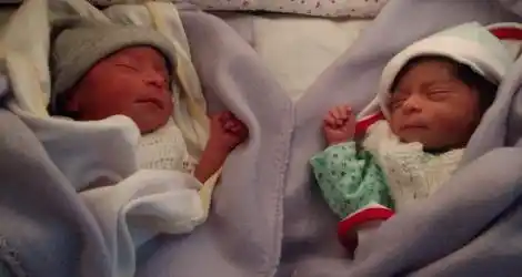 Las gemelas Chloe y Zoey agradecen la ayuda