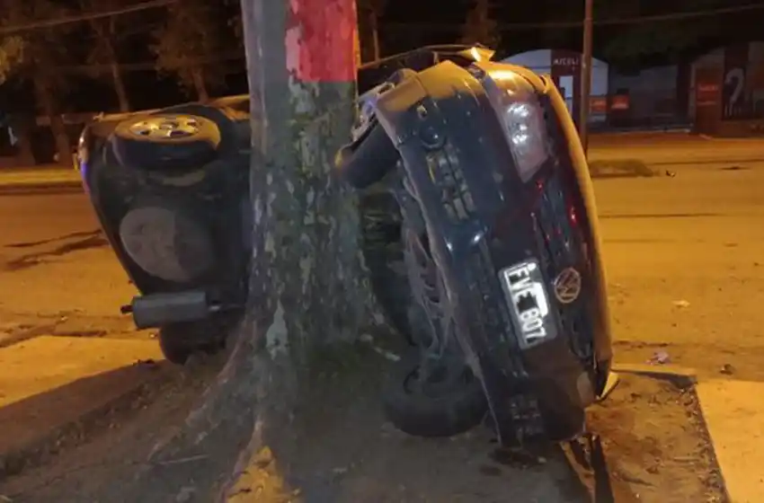 Violento choque en zona sudoeste: un joven estrelló el auto contra un árbol y se encuentra grave