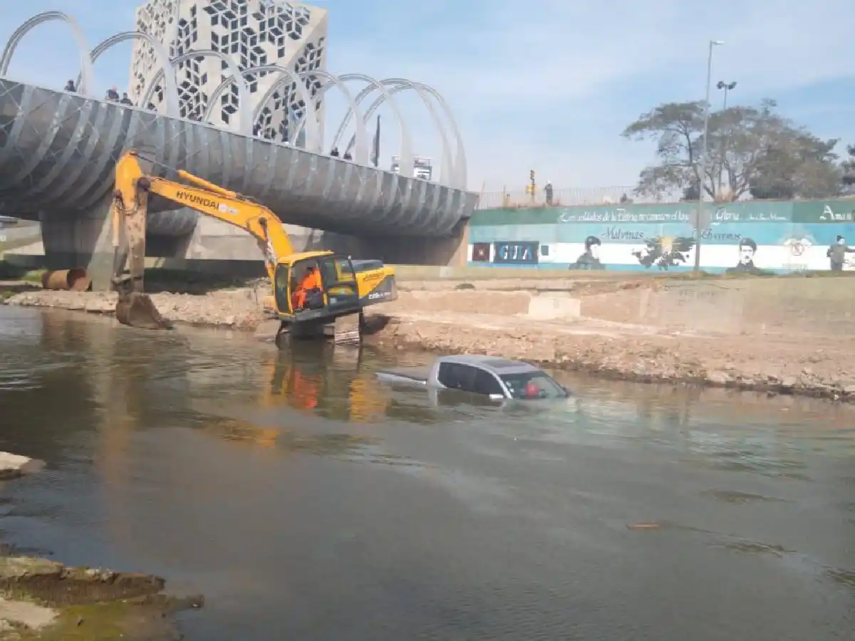 Dejó sin freno de mano su 4x4 y cayó al río Suquía