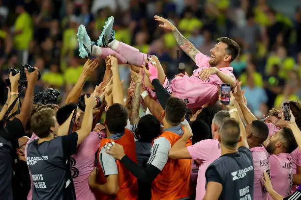 Messi es arrojado por el aire por sus compañeros, tras la conquista.
