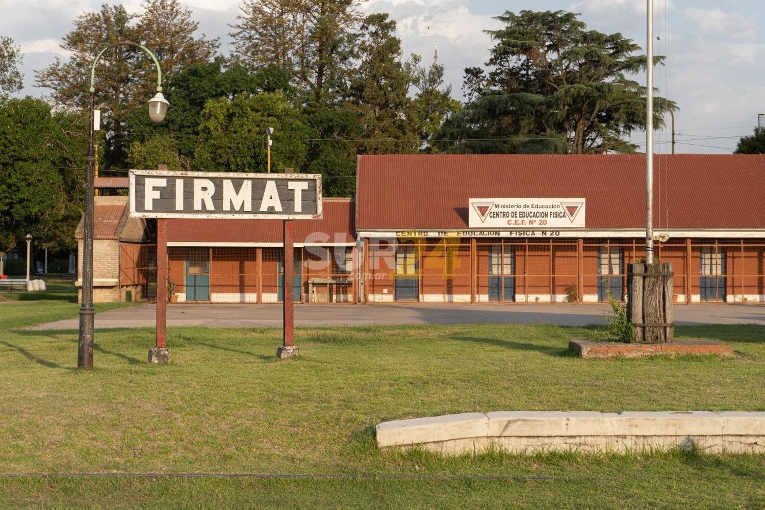 Firmat: roban 7 mil dólares, 39.000 pesos y joyas en una vivienda