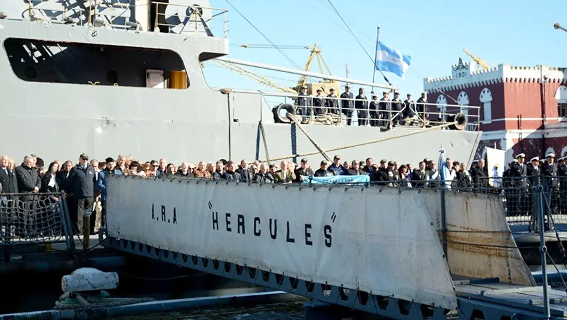 El adiós al "Hércules", buque veterano de la guerra de Malvinas