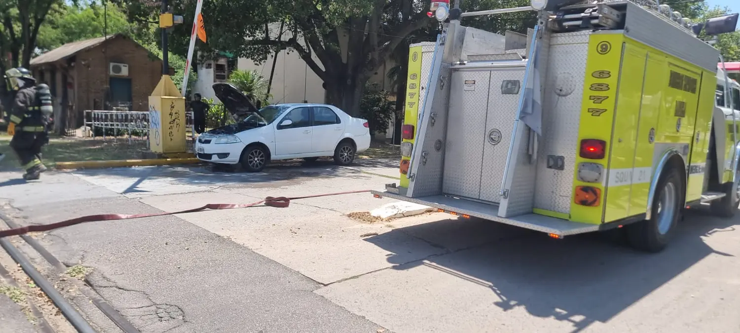 Tremendo susto para un remisero en Rafaela: se le prendió fuego el auto en pleno viaje