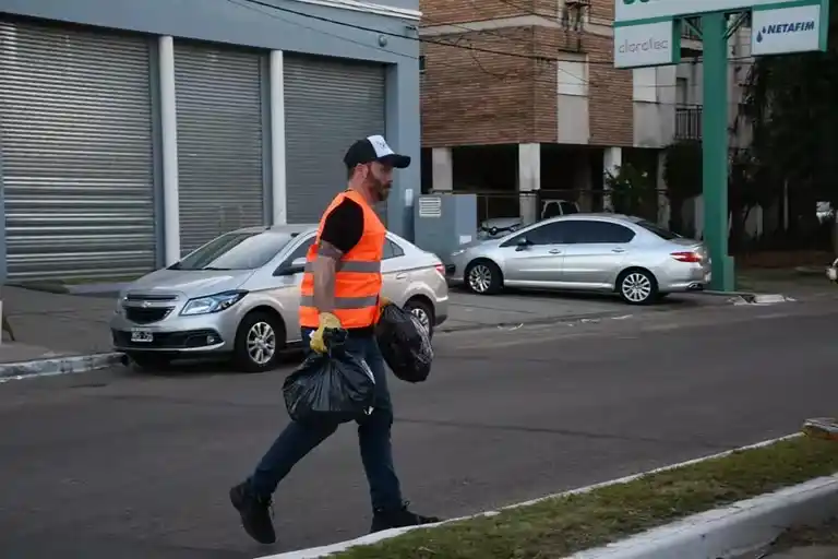 El intendente Azcué salió a recolectar la basura para ver cómo mejorar el servicio