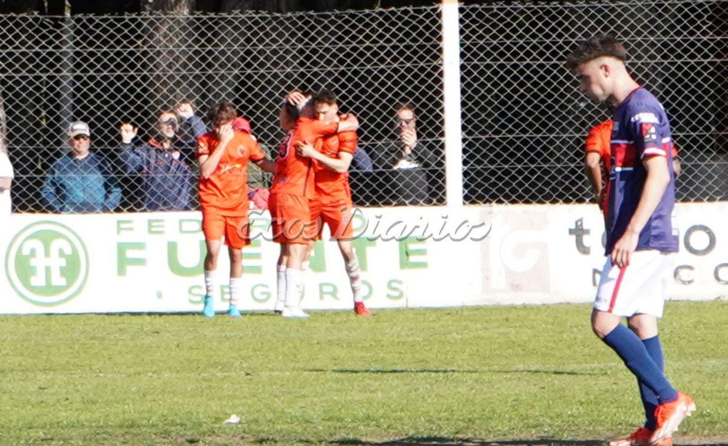 Gol de Juan I. Calderón, para estirar la ventaja del local. Con Cristian González frustrado