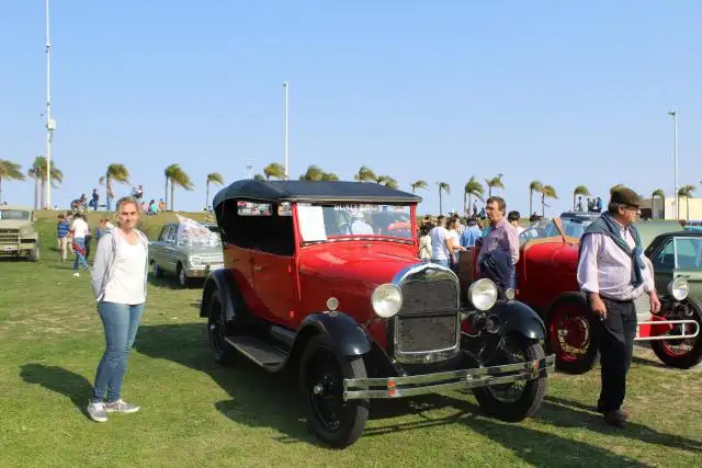 Con más de cien vehículos, se realizó el “1º Encuentro de Autos Clásicos”