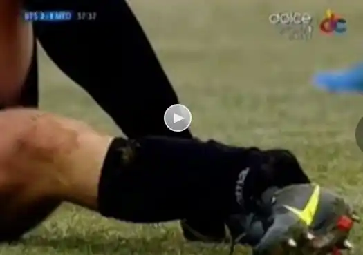 IMPRESIONANTE: Le rompió el tobillo a su rival con una tremenda patada